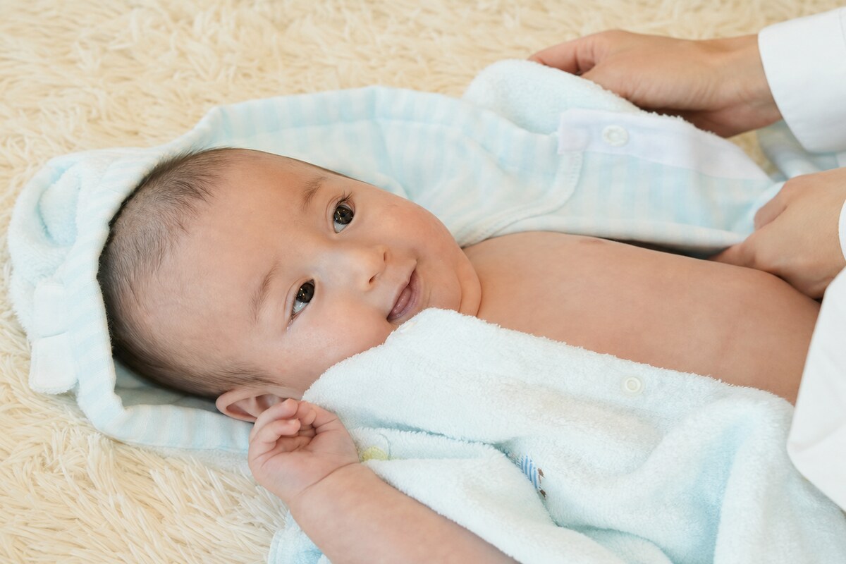 冬のお風呂上がりに湯上りパーカーで包まれる赤ちゃん