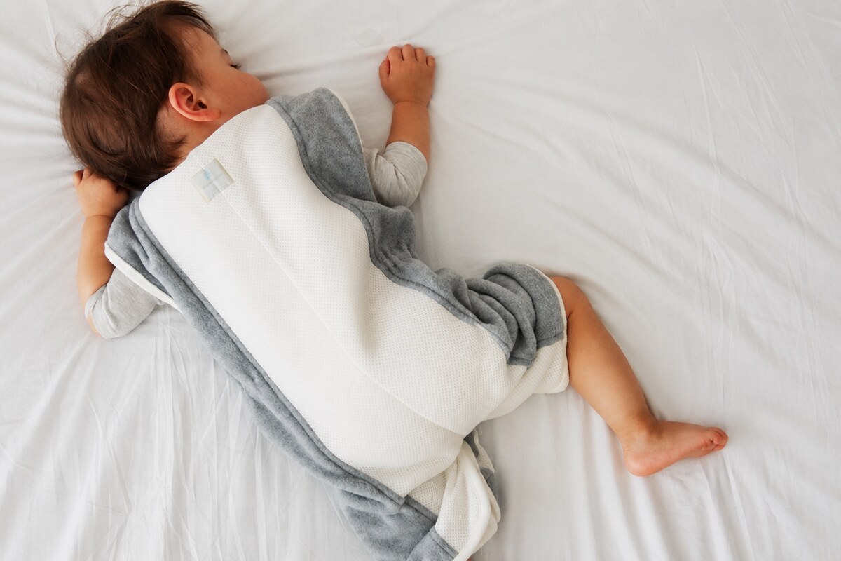 冬用スリーパーの背中メッシュで眠る赤ちゃん