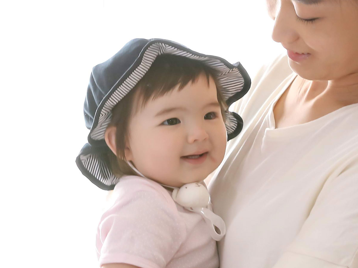 【月齢別】赤ちゃんの帽子サイズ早わかりガイド｜0歳～3歳の選び方を専門店が解説