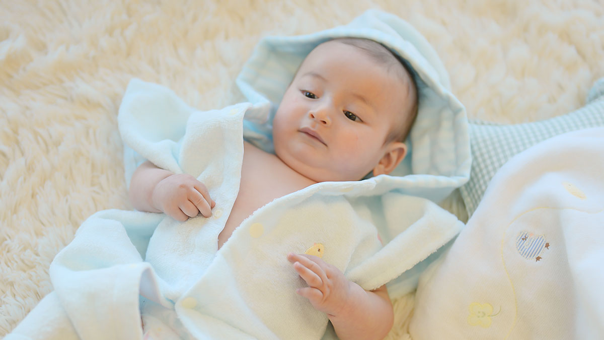 バスローブを着た赤ちゃん