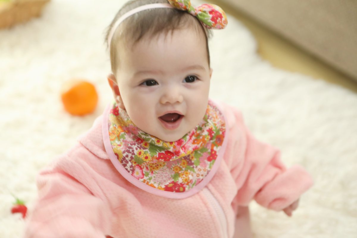 赤ちゃんの「よだれ」はいつまで続く?対策グッズと洗濯・お手入れのコツ