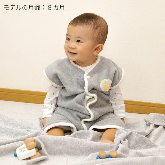 あったか快適2wayおねんねスリーパーを着た8ヶ月の赤ちゃん