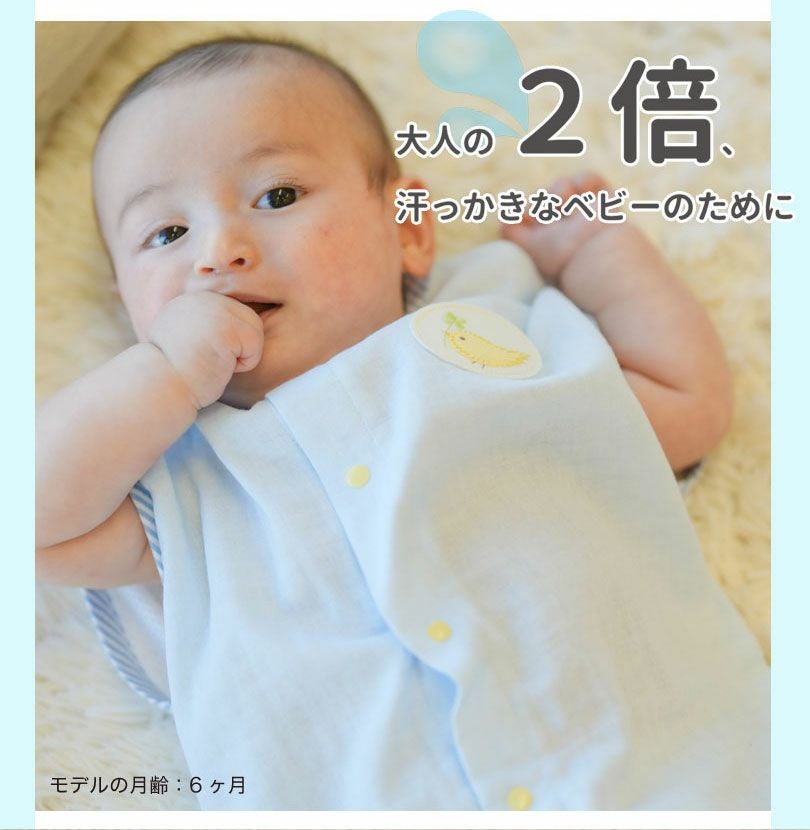 涼感ダブルガーゼのスリーパーを着て寝転ぶ赤ちゃん