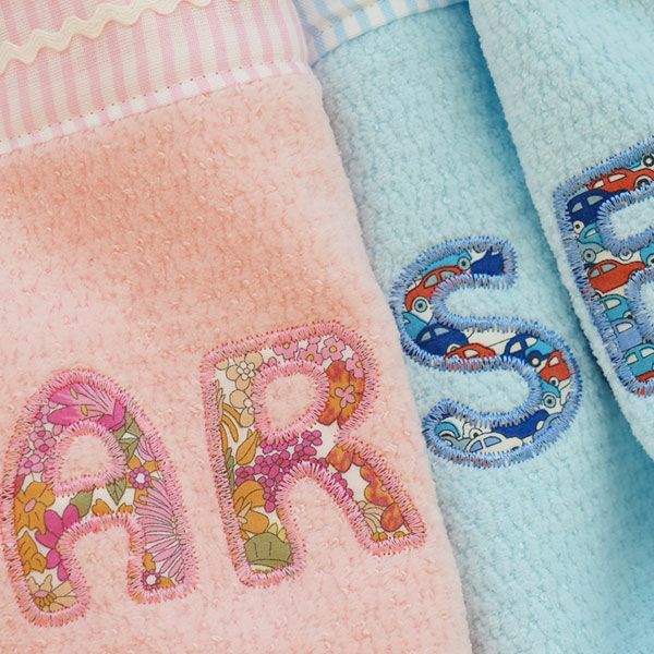 生まれてすぐからずっと、毎日使えて喜ばれる名入れ出産祝い。