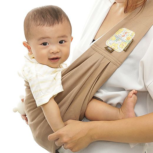 抱っこひもで赤ちゃんを抱っこしてお出かけする様子