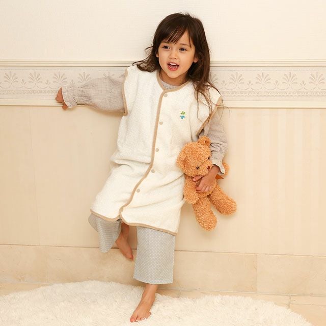 快適おねんねタオルスリーパー キッズを着た女の子