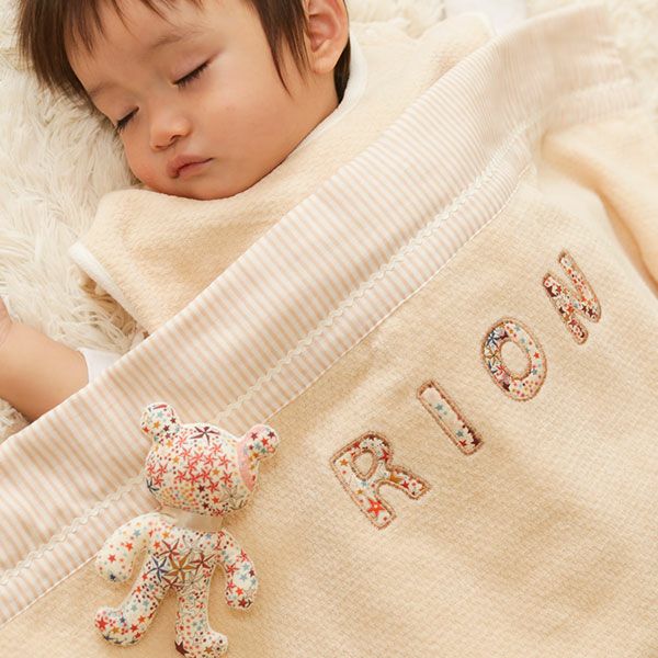 よく眠れるベビーのためのNamingおねんねケットタオルとにぎにぎのセット。